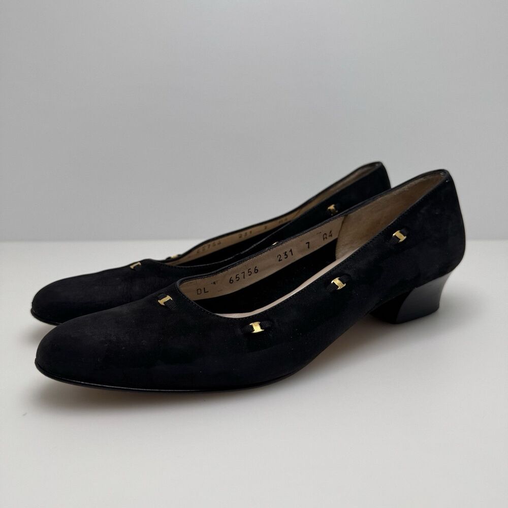 SALVATORE FERRAGAMO Black Nubuck Gold Hardware Pump Heels Size 7 AAAA 4A Narrow - Picture 3 of 12